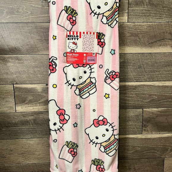 *NEW* Hello Kitty Hamburger Blanket. - Picture 2 of 4